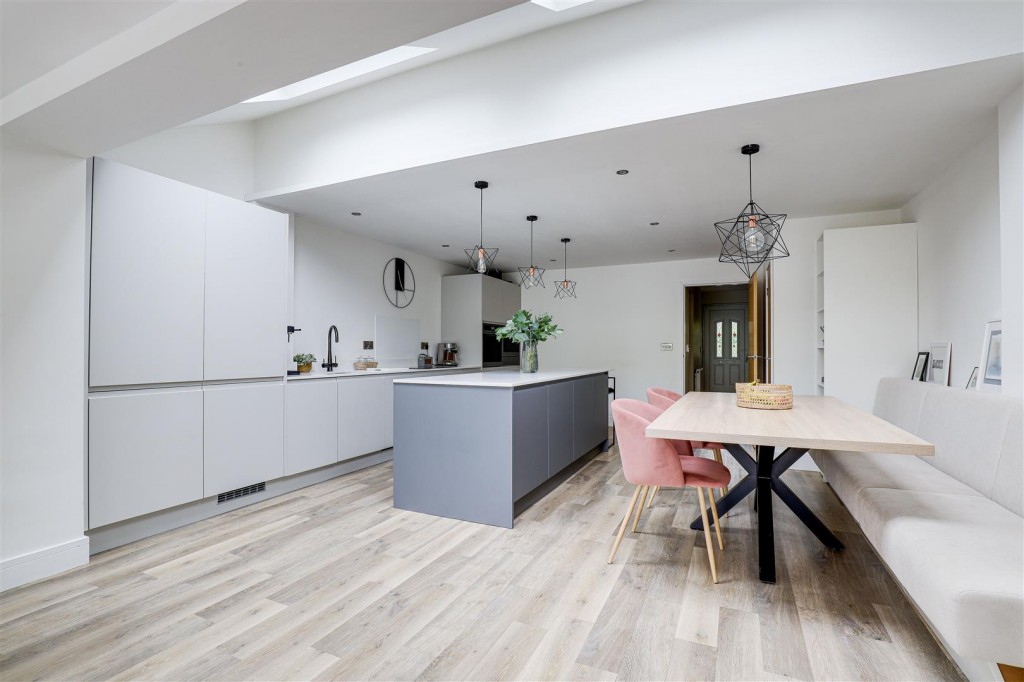 Doveridge Avenue, Carlton, Nottinghamshire, NG4 3GR