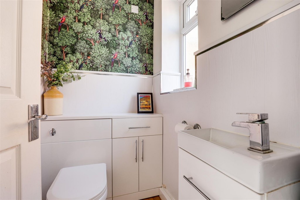 Gladstone Avenue, Gotham, Nottinghamshire, NG11 0HN