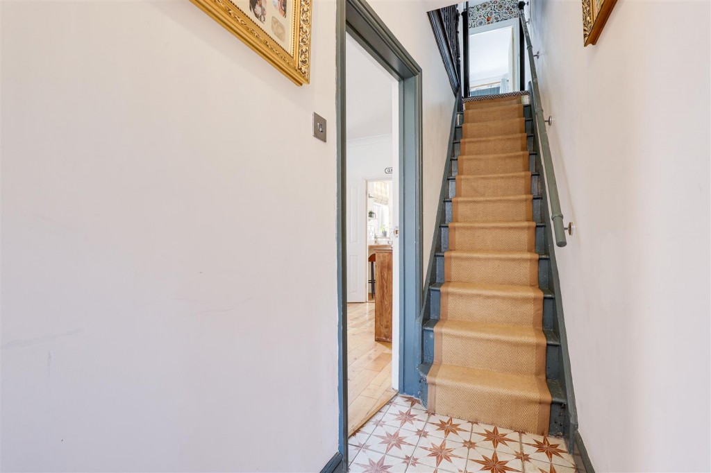 Gladstone Avenue, Gotham, Nottinghamshire, NG11 0HN