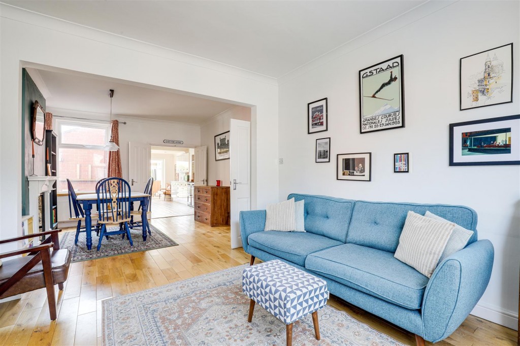 Gladstone Avenue, Gotham, Nottinghamshire, NG11 0HN