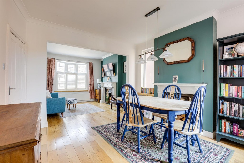 Gladstone Avenue, Gotham, Nottinghamshire, NG11 0HN