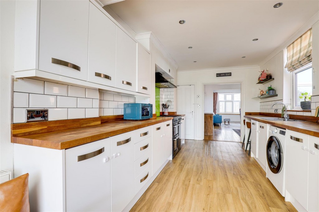 Gladstone Avenue, Gotham, Nottinghamshire, NG11 0HN