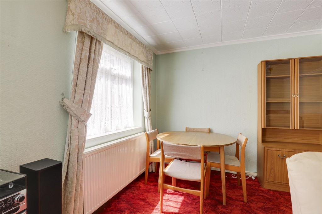 Wollaton Avenue, Gedling, Nottinghamshire, NG4 4HY