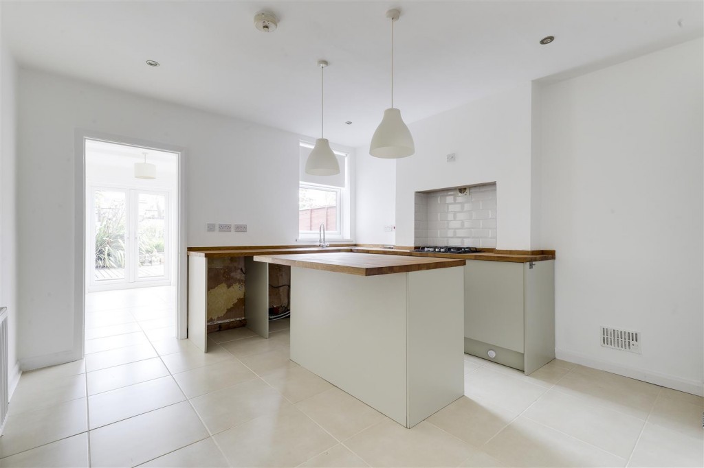 Mayfield Road, Carlton, Nottinghamshire, NG4 1JP