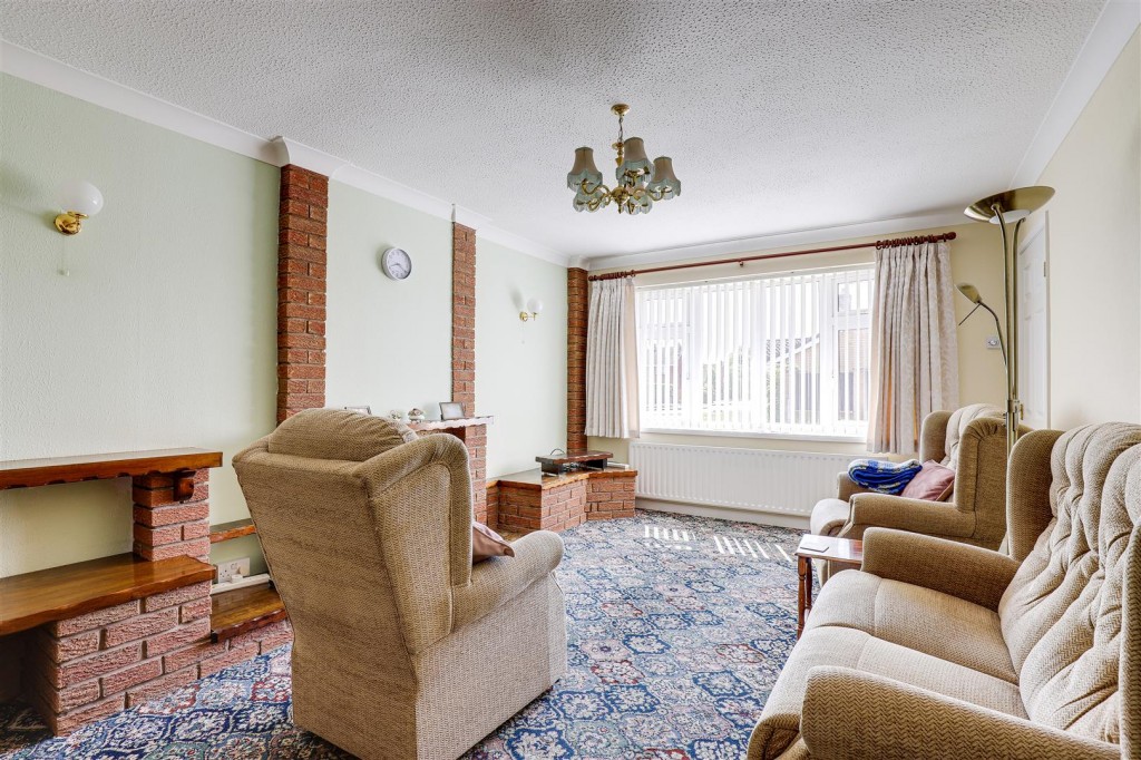 Springfield Drive, Hempshill Vale, Nottinghamshire, NG6 8WD