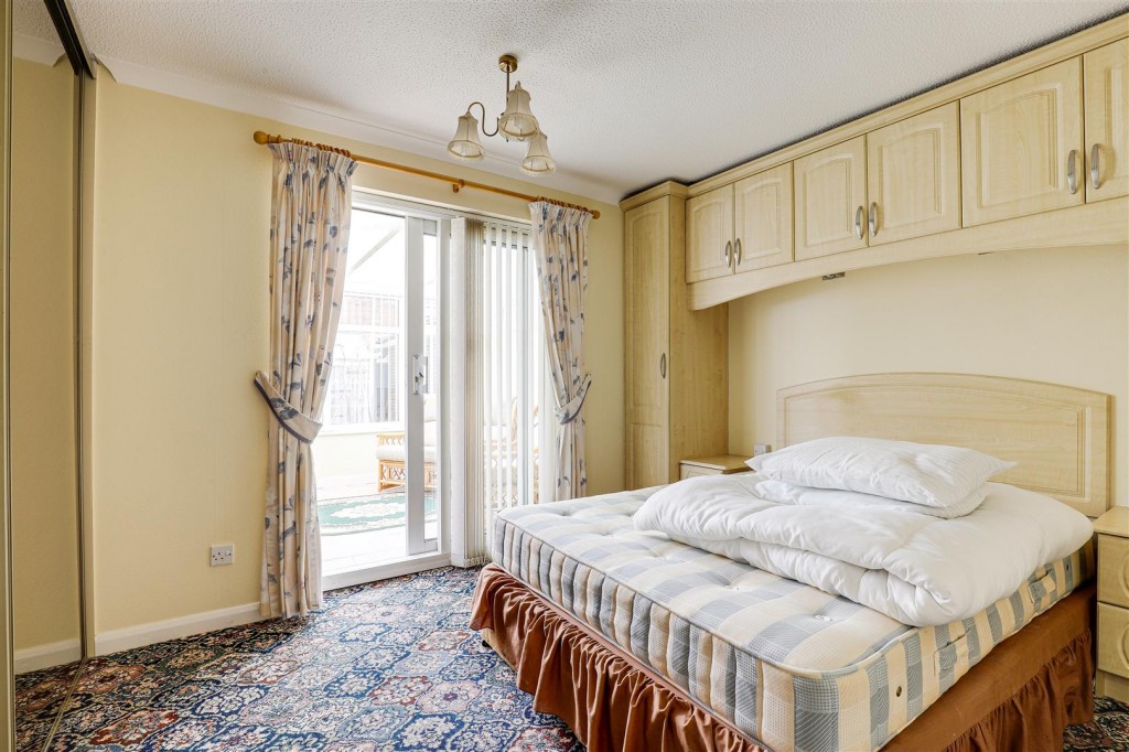 Springfield Drive, Hempshill Vale, Nottinghamshire, NG6 8WD