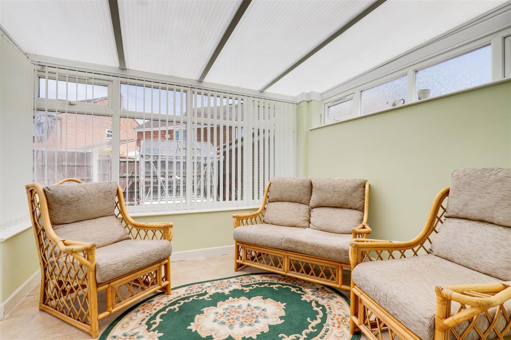 Springfield Drive, Hempshill Vale, Nottinghamshire, NG6 8WD