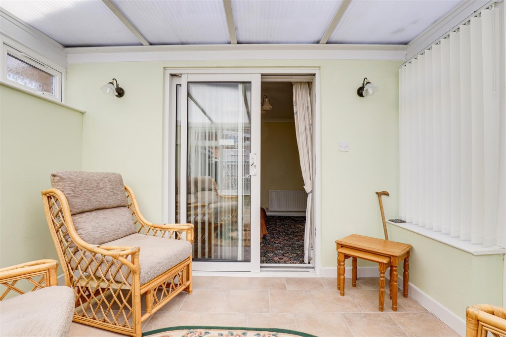 Springfield Drive, Hempshill Vale, Nottinghamshire, NG6 8WD