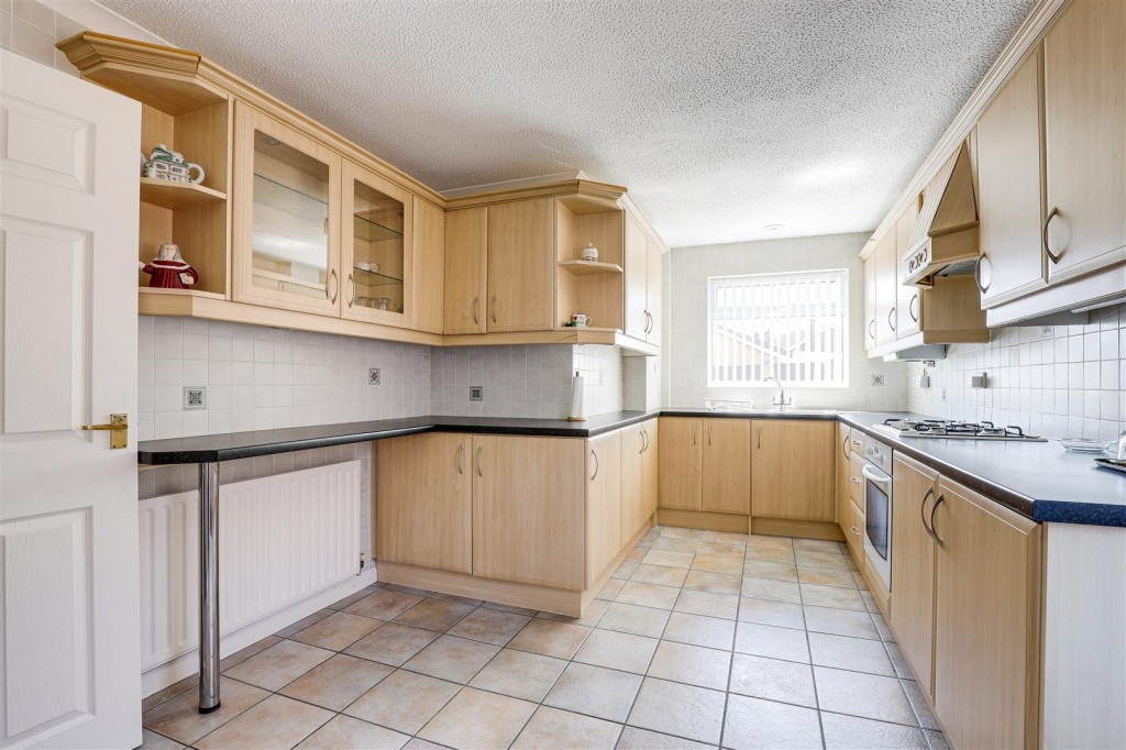 Springfield Drive, Hempshill Vale, Nottinghamshire, NG6 8WD