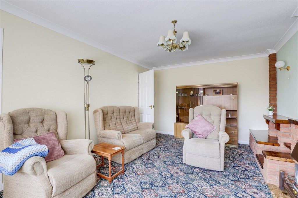 Springfield Drive, Hempshill Vale, Nottinghamshire, NG6 8WD