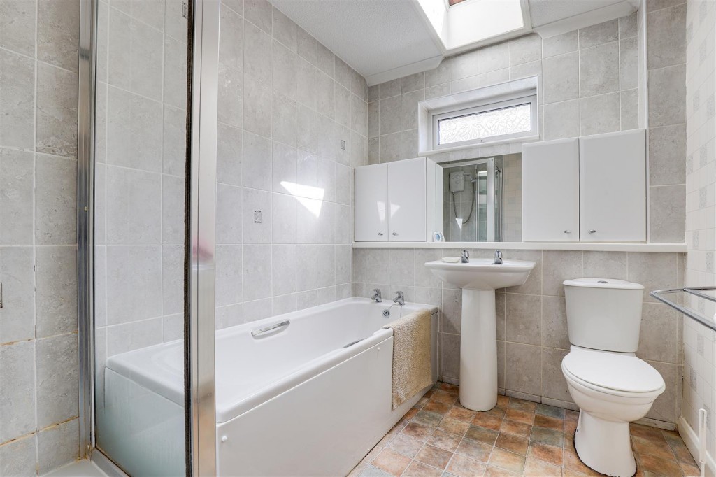 Springfield Drive, Hempshill Vale, Nottinghamshire, NG6 8WD