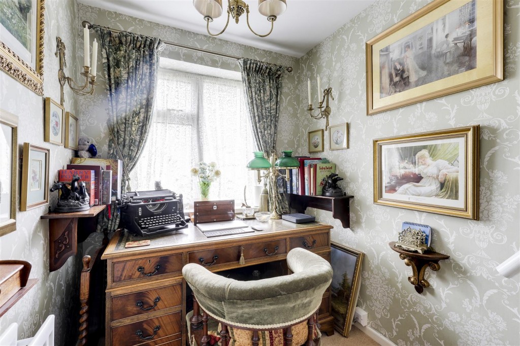 Willow Crescent, Gedling, Nottinghamshire, NG4 4BL