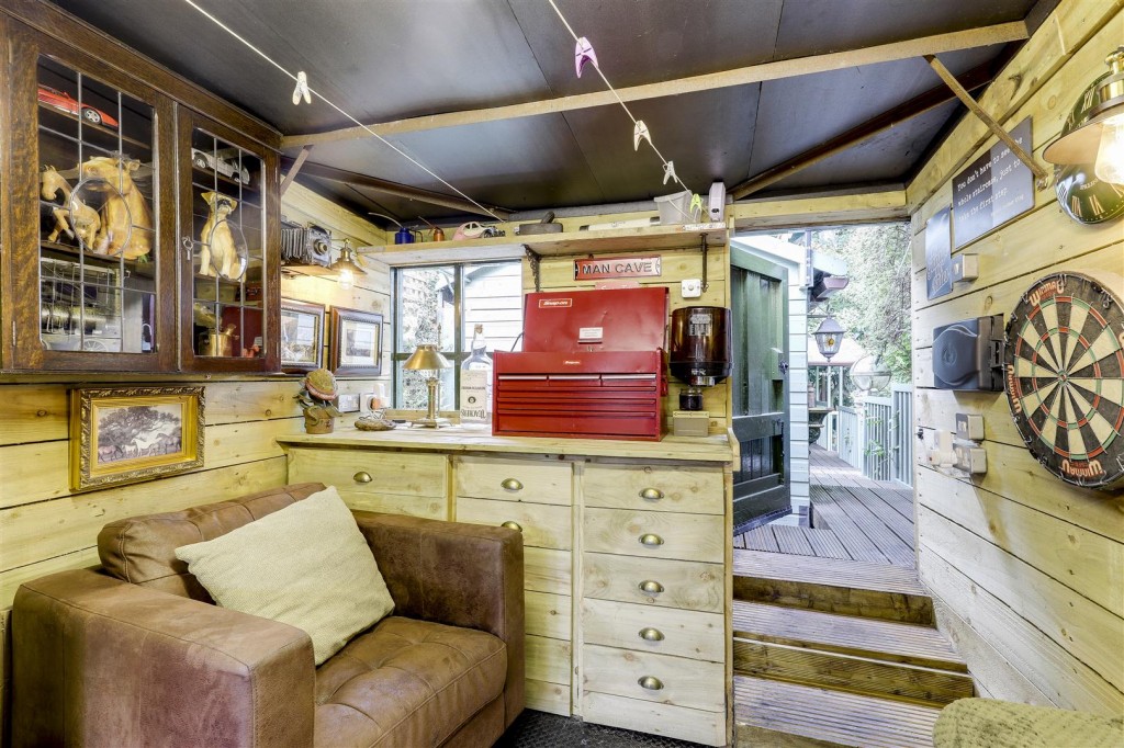 Willow Crescent, Gedling, Nottinghamshire, NG4 4BL