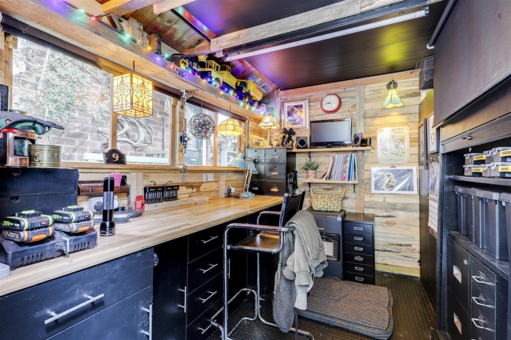 Willow Crescent, Gedling, Nottinghamshire, NG4 4BL