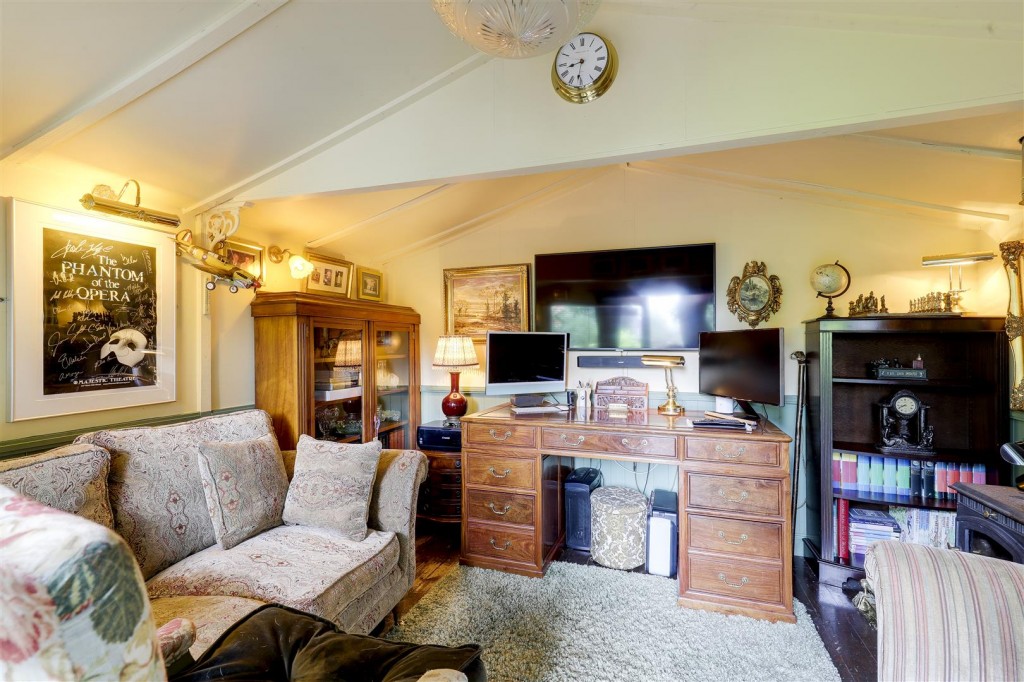 Willow Crescent, Gedling, Nottinghamshire, NG4 4BL