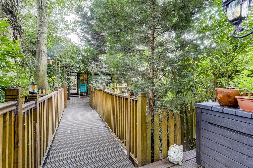 Willow Crescent, Gedling, Nottinghamshire, NG4 4BL