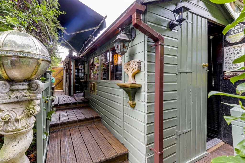 Willow Crescent, Gedling, Nottinghamshire, NG4 4BL