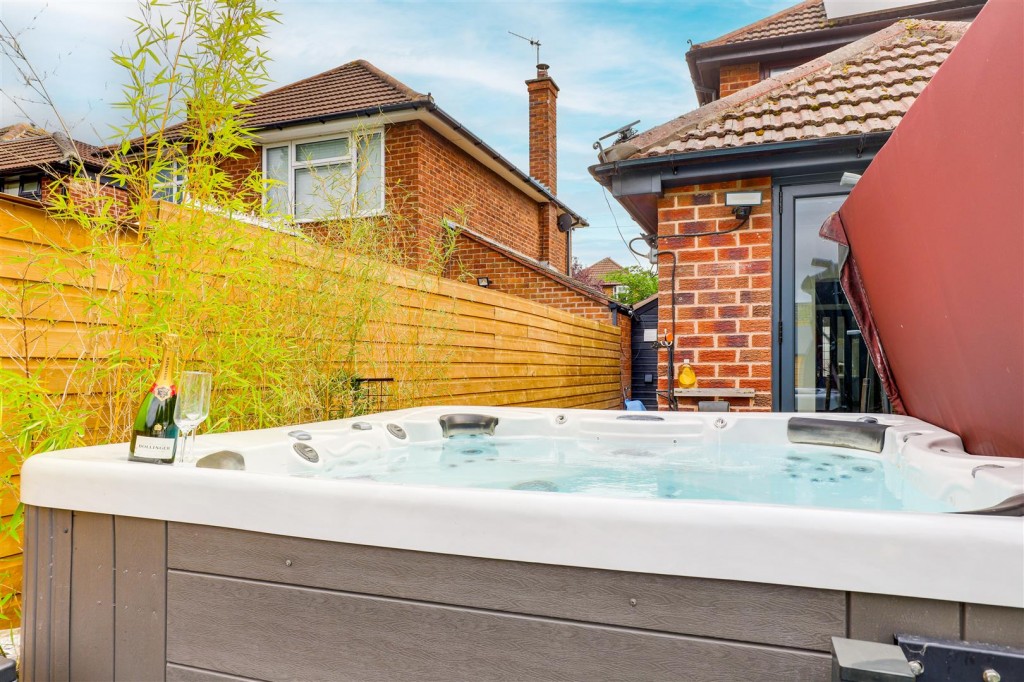 Greythorn Drive, West Bridgford, Nottinghamshire, NG2 7GB