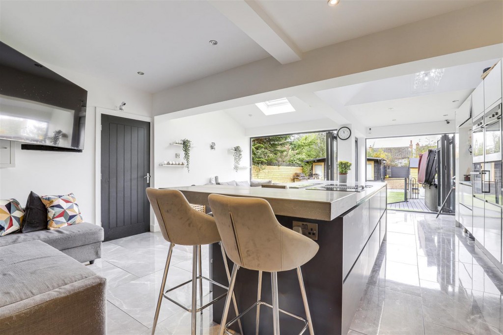 Greythorn Drive, West Bridgford, Nottinghamshire, NG2 7GB