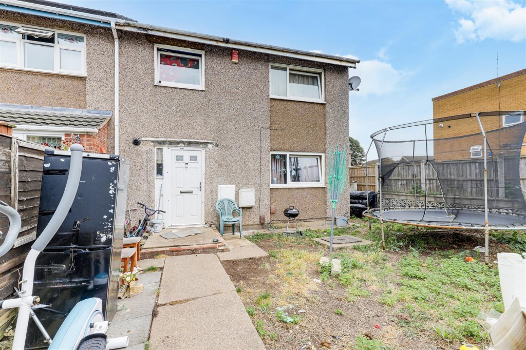 Cawston Gardens, Bulwell, Nottinghamshire, NG6 8LW