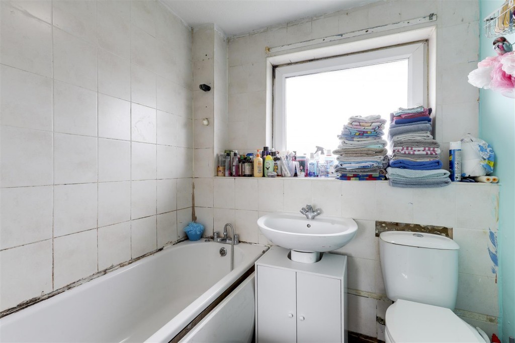 Cawston Gardens, Bulwell, Nottinghamshire, NG6 8LW