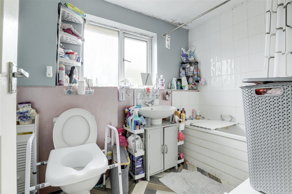 Hemsby Gardens, Bulwell, Nottinghamshire, NG6 8NT