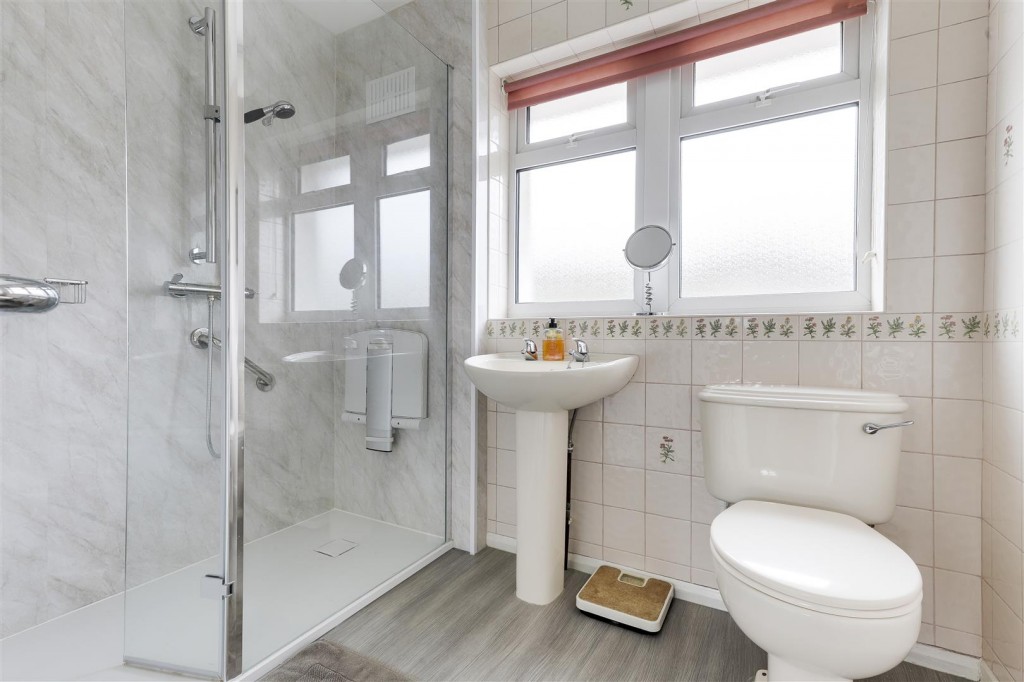 Bransdale Road, Clifton, Nottinghamshire, NG11 9JE