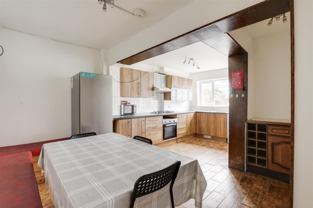 Woodside Road, Beeston, Nottinghamshire, NG9 2TN