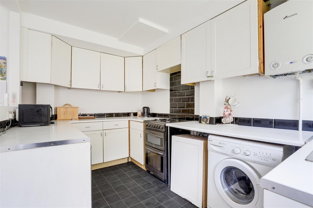 Salamander Close, Carlton, Nottinghamshire, NG4 4FJ