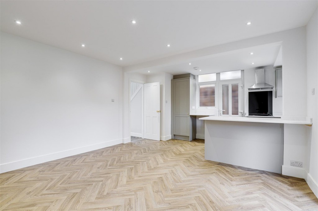 Nottingham Road, New Basford, Nottinghamshire, NG7 7AY