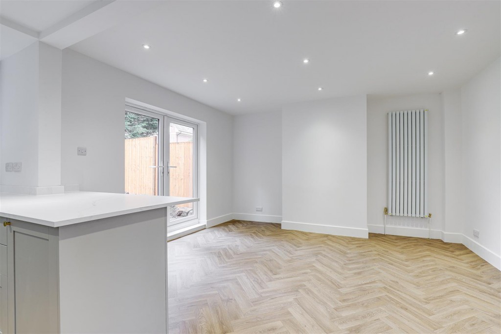 Nottingham Road, New Basford, Nottinghamshire, NG7 7AY