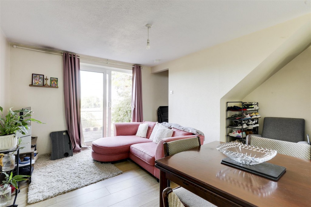 Rushmere Walk, Arnold, Nottinghamshire, NG5 6SH