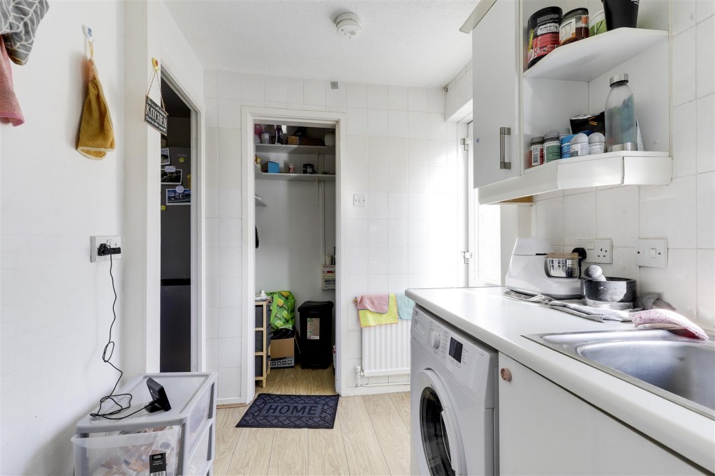 Rushmere Walk, Arnold, Nottinghamshire, NG5 6SH