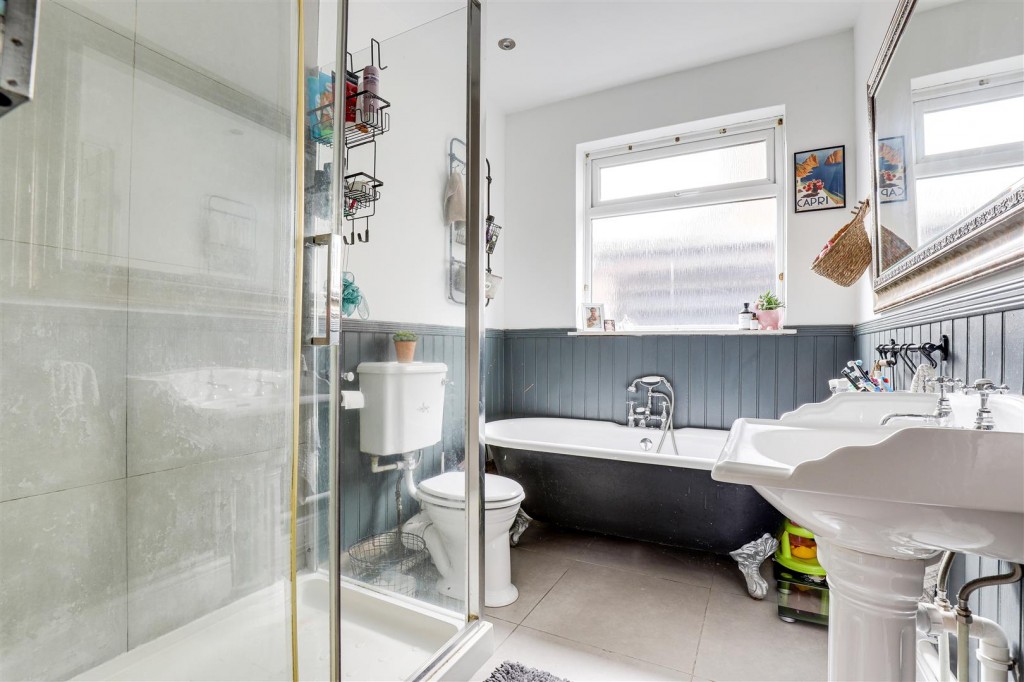 Roslyn Avenue, Gedling, Nottinghamshire, NG4 3NQ