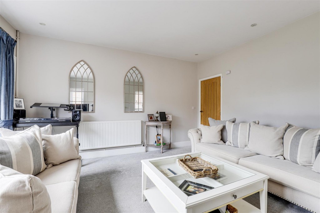 Roslyn Avenue, Gedling, Nottinghamshire, NG4 3NQ