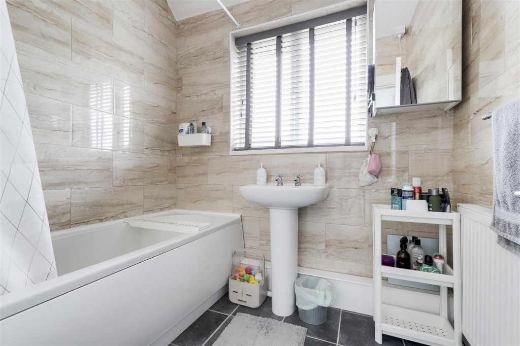 Norburn Crescent, Nottingham, Nottinghamshire, NG6 0An