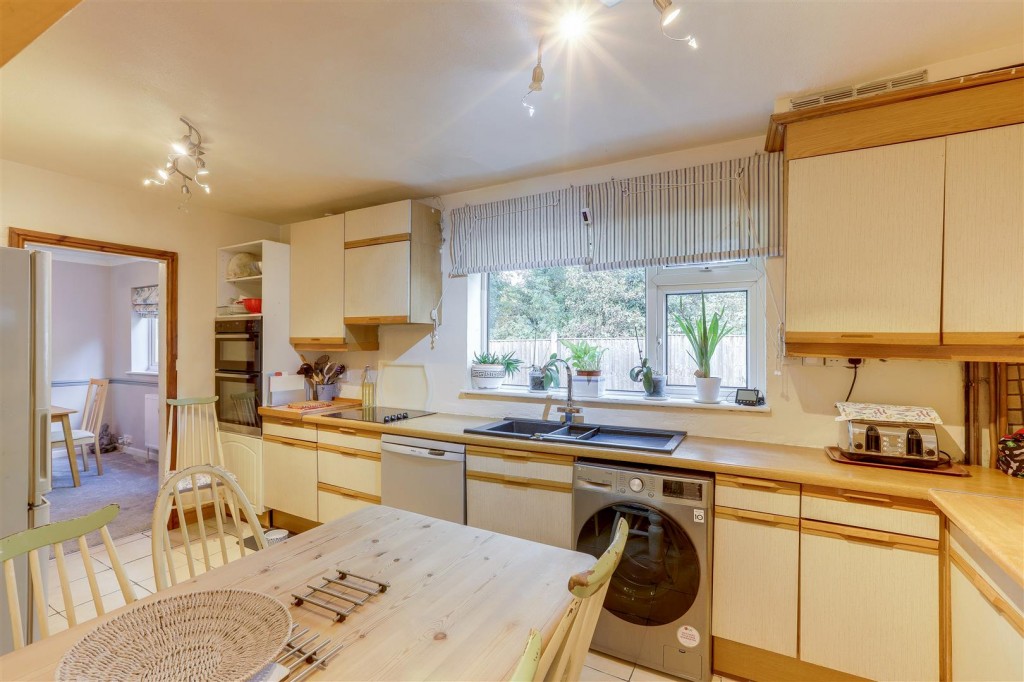 Weaverthorpe Road, Woodthorpe, Nottinghamshire, NG5 4PU