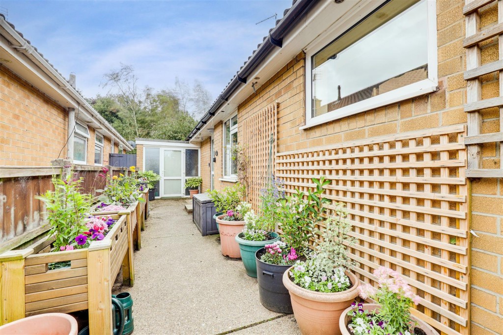 Leslie Grove, Calverton, Nottinghamshire, NG14 6GL