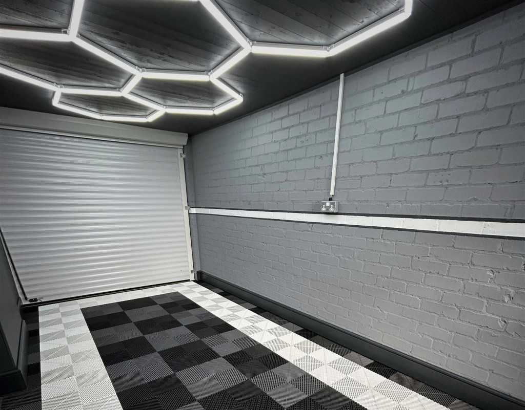 Onchan Drive, Carlton, Nottinghamshire, NG4 1DB