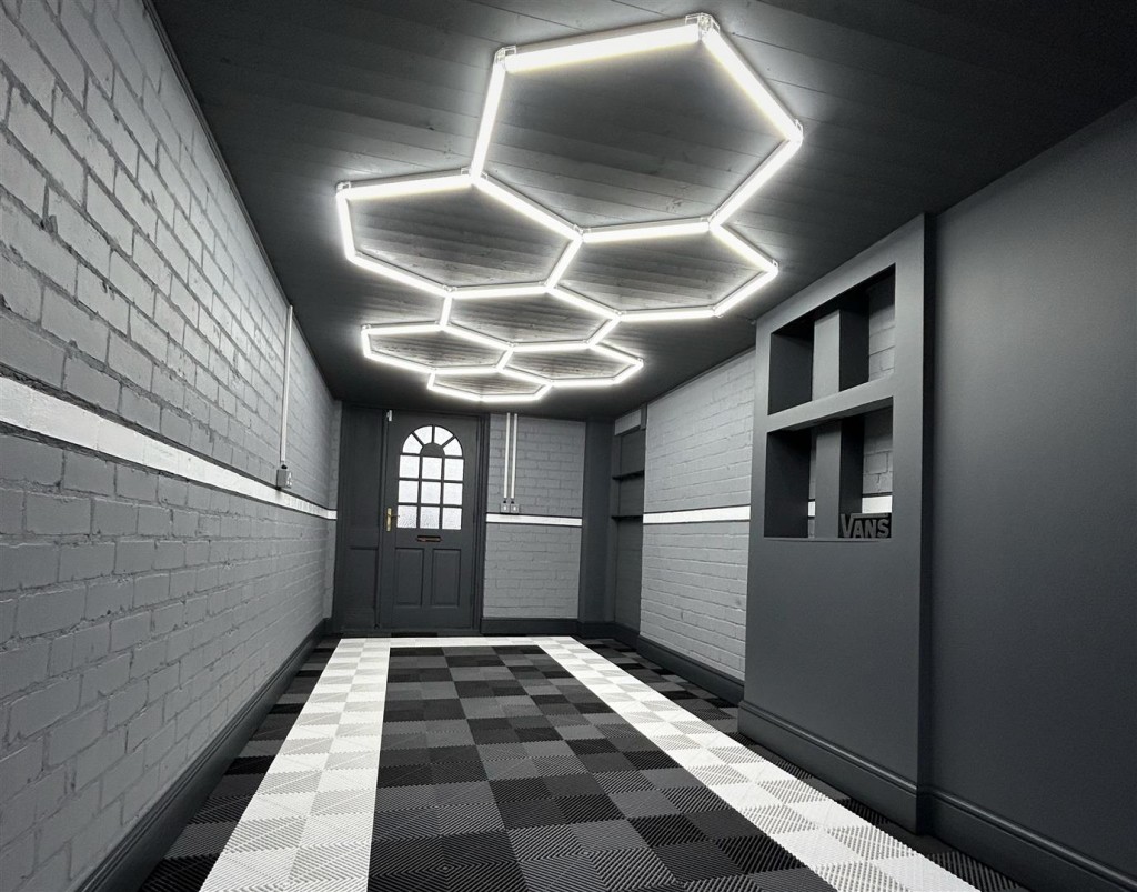 Onchan Drive, Carlton, Nottinghamshire, NG4 1DB