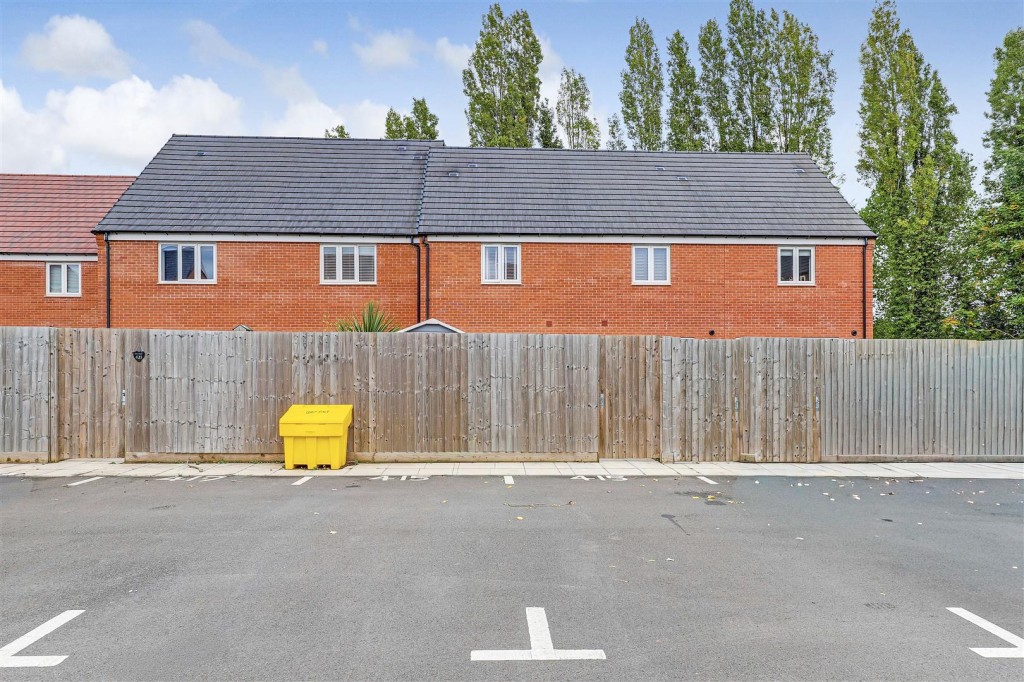 Mansfield Road, Redhill, Nottinghamshire, NG5 8JX