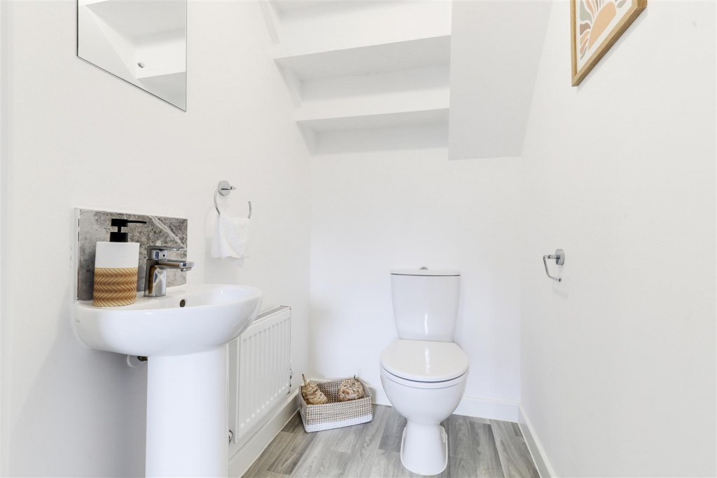 Mansfield Road, Redhill, Nottinghamshire, NG5 8JX