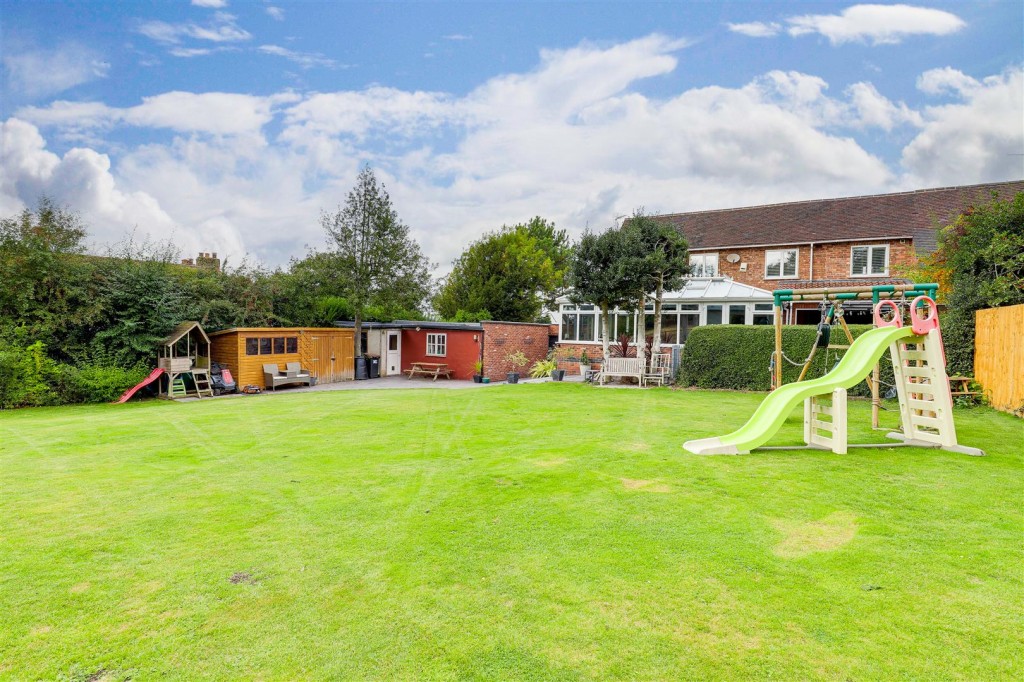 Nottingham Road, Trowell, Nottinghamshire, NG9 3PP