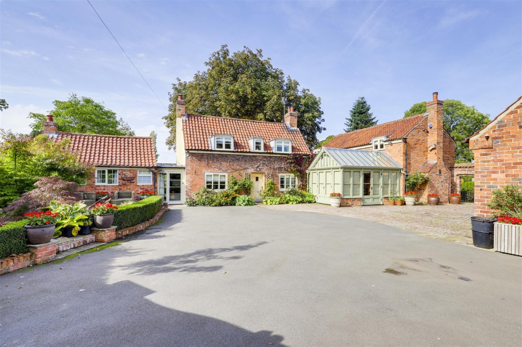 Main Street, Caythorpe, Nottinghamshire, NG14 7ED