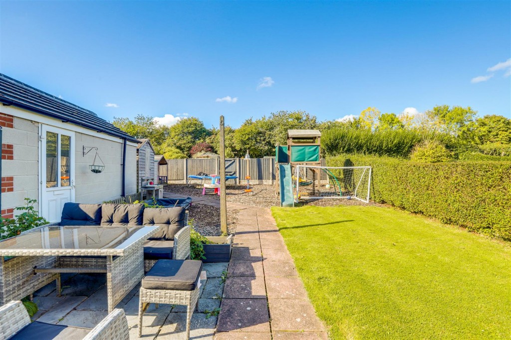 Edgeway, Strelley , Nottinghamshire, NG8 6LY