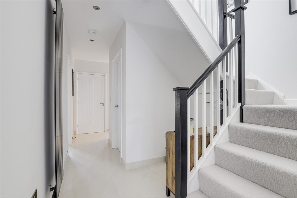 Radcliffe Road, Gamston, Nottinghamshire, NG2 6NR