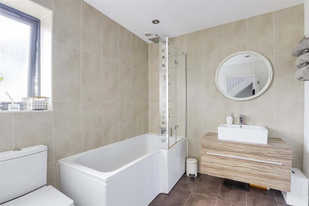 Radcliffe Road, Gamston, Nottinghamshire, NG2 6NR