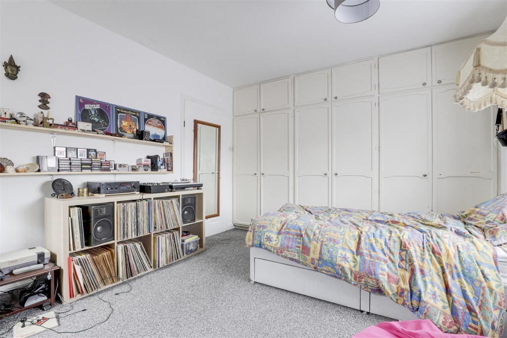 Redhill Road, Arnold, Nottinghamshire, NG5 8GX