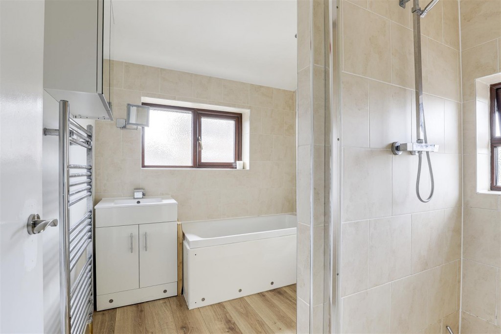 The Hollows, Silverdale, Nottinghamshire, NG11 7FJ