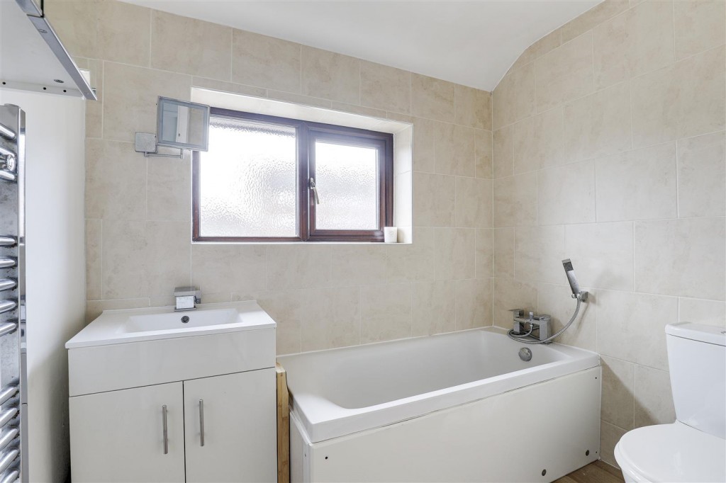 The Hollows, Silverdale, Nottinghamshire, NG11 7FJ